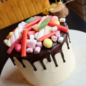 Dripcake afgewerkt met snoep